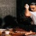 Nusret Gokce, o chef conhecido pelos fãs do Instagram como Salt Bae, demonstrando sua famosa técnica no Nusr-Et Steakhouse.Crédito...Cole Wilson para o The New York Times
