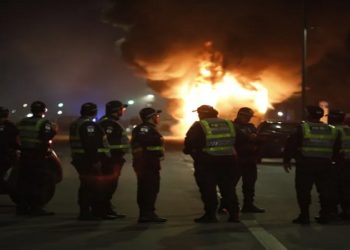 Um grupo de apoiadores do presidente Jair Bolsonaro tentou invadir a sede da Polícia Federal, em Brasília, e incendiou dezenas de carros e alguns ônibus na noite desta segunda-feira em protesto contra