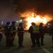 Um grupo de apoiadores do presidente Jair Bolsonaro tentou invadir a sede da Polícia Federal, em Brasília, e incendiou dezenas de carros e alguns ônibus na noite desta segunda-feira em protesto contra