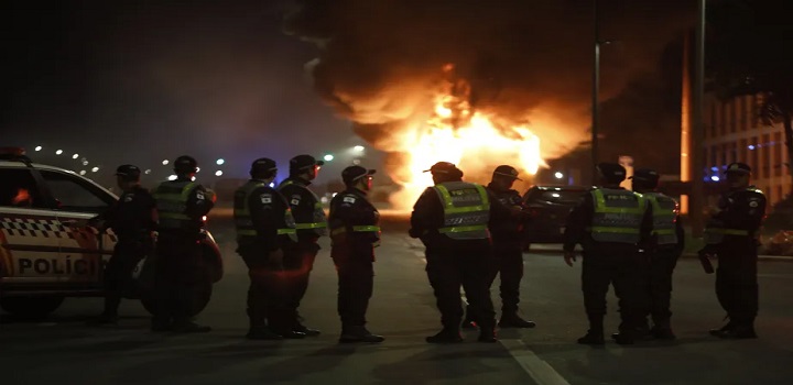 Um grupo de apoiadores do presidente Jair Bolsonaro tentou invadir a sede da Polícia Federal, em Brasília, e incendiou dezenas de carros e alguns ônibus na noite desta segunda-feira em protesto contra