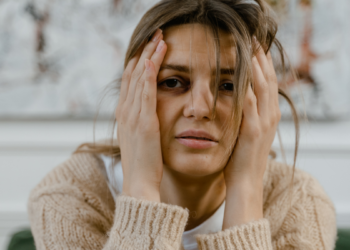 Quando experiências passadas moldam nossa intuição, o medo pode se confundir com defesa. Entenda como traumas não elaborados afetam vínculos, relações e saúde emocional.