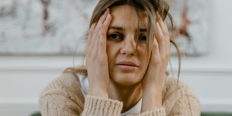 Quando experiências passadas moldam nossa intuição, o medo pode se confundir com defesa. Entenda como traumas não elaborados afetam vínculos, relações e saúde emocional.
