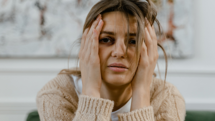 Quando experiências passadas moldam nossa intuição, o medo pode se confundir com defesa. Entenda como traumas não elaborados afetam vínculos, relações e saúde emocional.