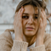 Quando experiências passadas moldam nossa intuição, o medo pode se confundir com defesa. Entenda como traumas não elaborados afetam vínculos, relações e saúde emocional.