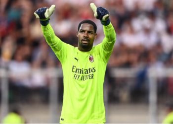 Mike Maignan ganhou o título de melhor goleiro da Itália