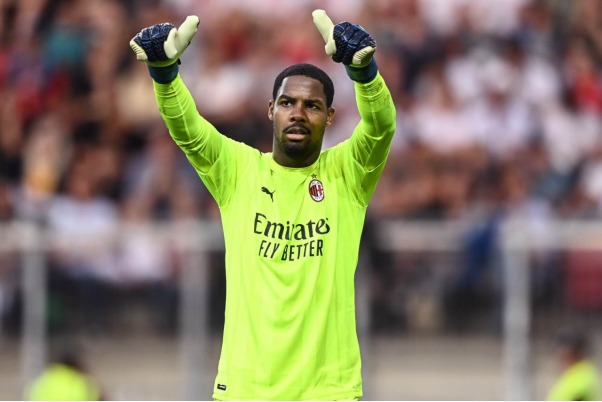 Mike Maignan ganhou o título de melhor goleiro da Itália