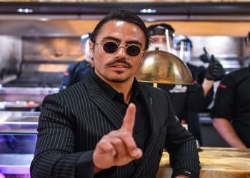 O restaurateur turco Nusret Gökçe, também conhecido como Salt Bae (Foto de OZAN KOSE/AFP via Getty Images)