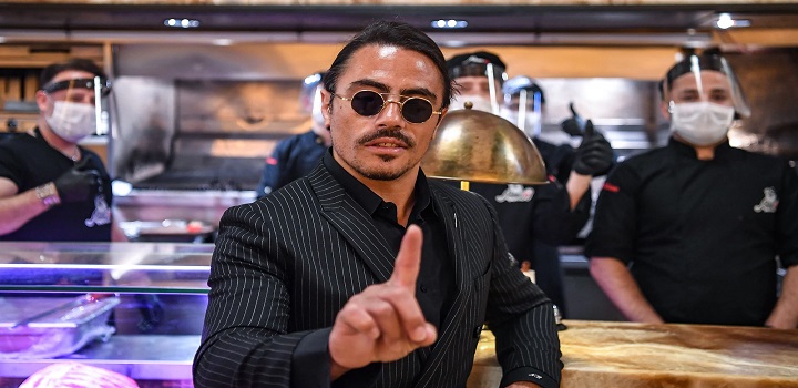 O restaurateur turco Nusret Gökçe, também conhecido como Salt Bae (Foto de OZAN KOSE/AFP via Getty Images)
