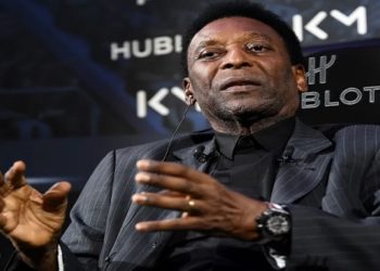 Pelé internado luta contra o câncer