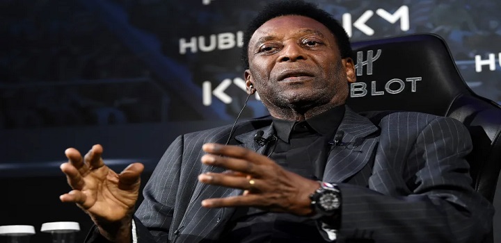 Pelé internado luta contra o câncer