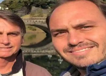 Carlos Bolsonaro posta foto da perna de Bolsonaro