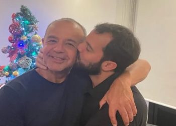 Sergio Cabral com o filho após ser solto