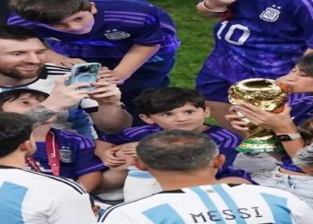 argentinos levantando a taça da copa