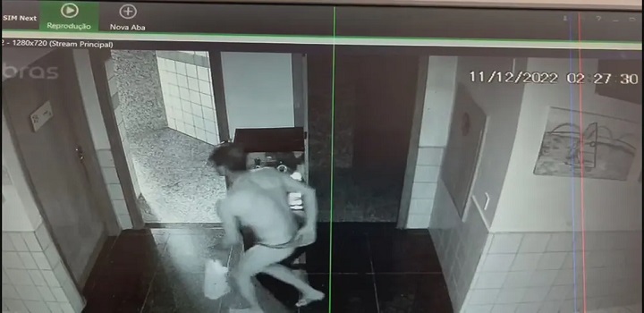 LADRÃO É FLAGRADO USANDO CALCINHA