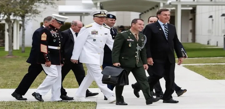 EXERCITO COMANDANTE DE BOLSONARO