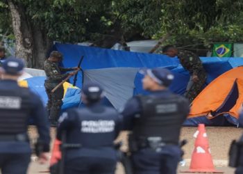 desmonte de acampamento de bolsonaristas