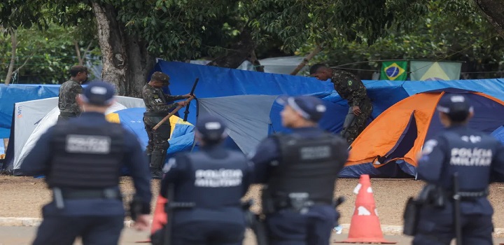desmonte de acampamento de bolsonaristas