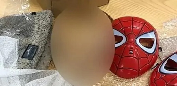 cabeça decapitada em mascara do homem aranha