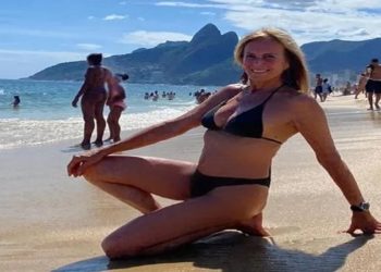 Foto de Helô Pinheiro de biquini