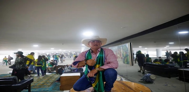 Justiça decreta bloqueio de contas de invasores em Brasilia