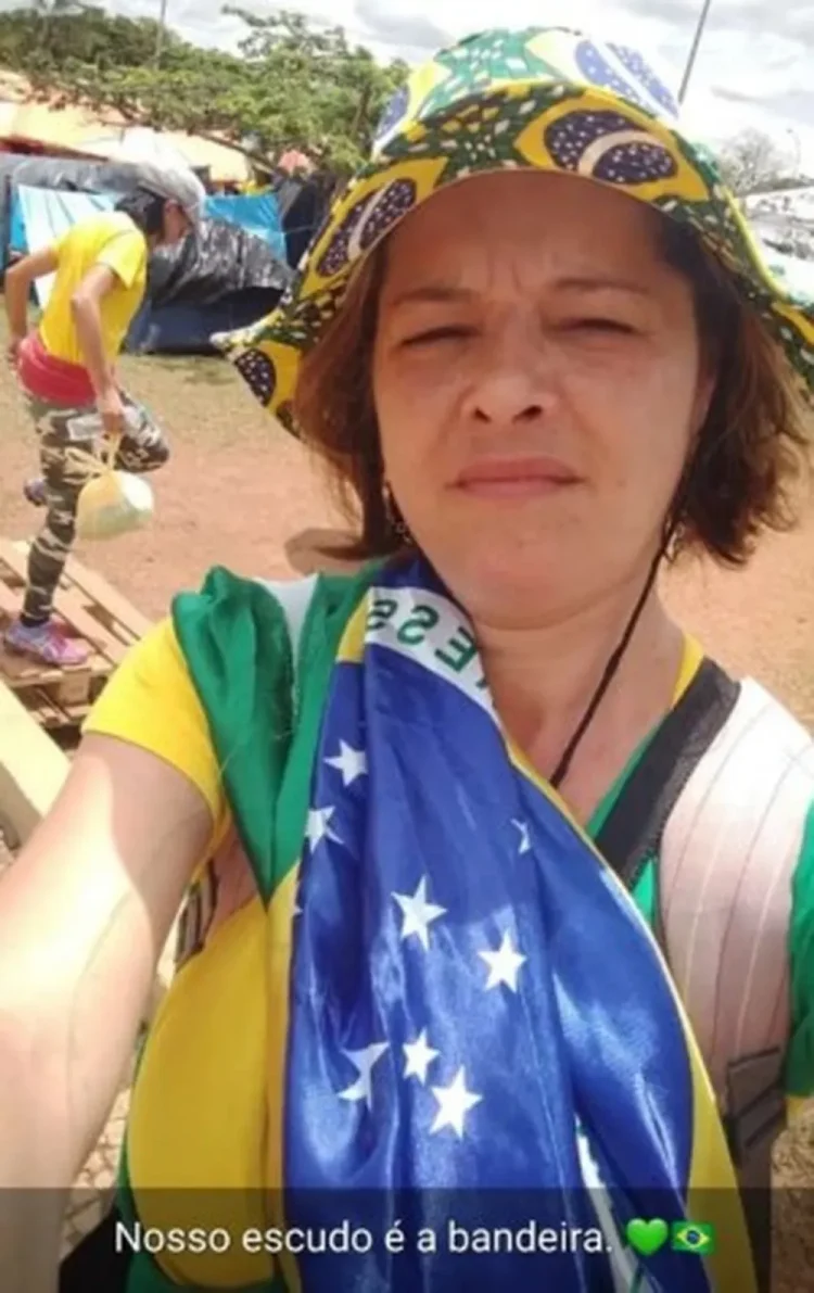 Sheila é professora, tem 46 anos, e foi presa na terça-feira, após participar dos atos terroristas no domingo. Em uma rede social, a professora e se diz de direita e conservadora. A reportagem não conseguiu contato com ela. — Foto: Reprodução