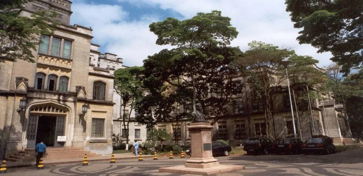 A Polícia Civil investiga a estudante de medicina Alicia Dudy Muller Veiga, de 25 anos, suspeita de apropriação indébita após supostamente ter desviado R$ 920 mil do fundo de formandos