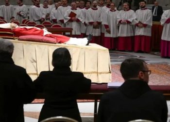 PAPA BENTO XVI É VELADO NO VATICANO