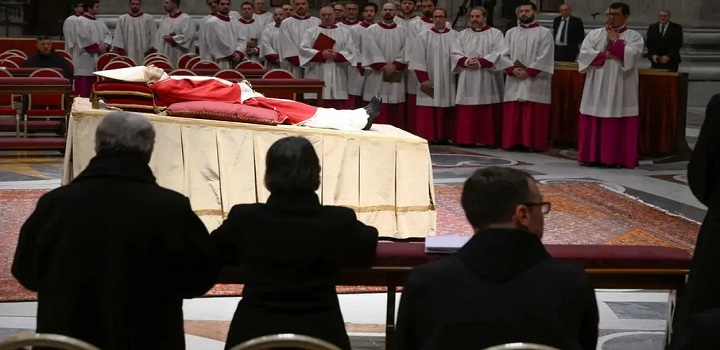 PAPA BENTO XVI É VELADO NO VATICANO