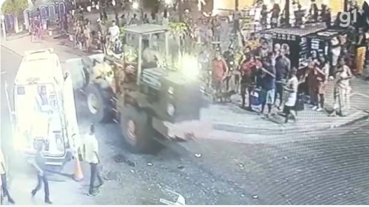 Carnaval em Quissamã-RJ: homem invade pista com máquina retroscavadeira.