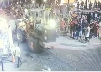 Carnaval em Quissamã-RJ: homem invade pista com máquina retroscavadeira.