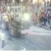 Carnaval em Quissamã-RJ: homem invade pista com máquina retroscavadeira.