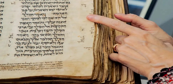 leilao biblia hebraica