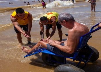 banho de mar para pessoas com deficiencia