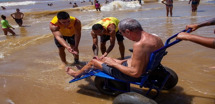 banho de mar para pessoas com deficiencia