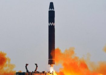 COREIA DO NORTE LANÇA MÍSSIL AMEAÇADOR