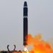COREIA DO NORTE LANÇA MÍSSIL AMEAÇADOR