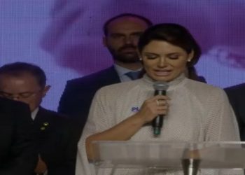 Em entrevista ao The Telegraph, Michelle Bolsonaro admite disposição para disputar as eleições de 2026. Ela critica a condenação do marido, Jair Bolsonaro, e atribui crise internacional a Lula e Alexandre de Moraes