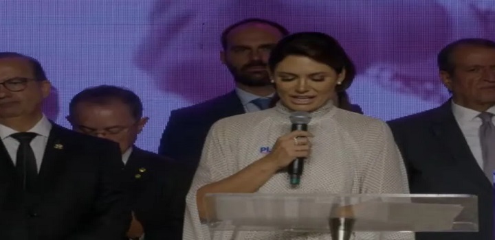 Em entrevista ao The Telegraph, Michelle Bolsonaro admite disposição para disputar as eleições de 2026. Ela critica a condenação do marido, Jair Bolsonaro, e atribui crise internacional a Lula e Alexandre de Moraes
