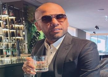 Daniel Alves é condenado a pagar R$ 80 mil por se apropriar de música de sertanejos