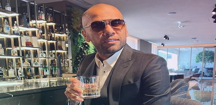 Daniel Alves é condenado a pagar R$ 80 mil por se apropriar de música de sertanejos