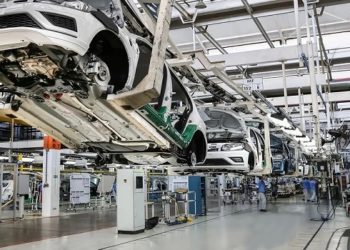 Preço médio de carro 0 km no Brasil sobe para R$ 152,7 mil em agosto. Alta é puxada por SUVs e custos de produção, enquanto modelos de entrada perdem espaço.