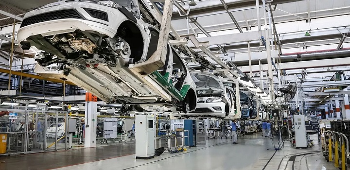Preço médio de carro 0 km no Brasil sobe para R$ 152,7 mil em agosto. Alta é puxada por SUVs e custos de produção, enquanto modelos de entrada perdem espaço.