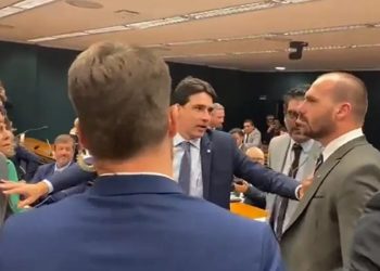 EDUARDO BOLSONARO TENTA AGREDIR DEPUTADO DIONILSO MARCON