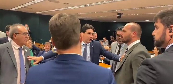 EDUARDO BOLSONARO TENTA AGREDIR DEPUTADO DIONILSO MARCON
