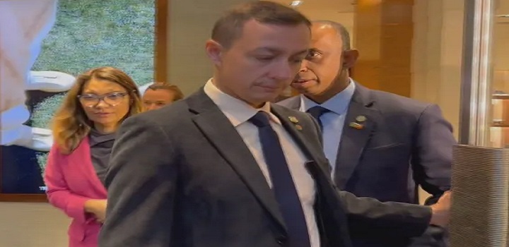 A primeira-dama Janja da Silva foi vista, nesta sexta-feira (21), fazendo compras na loja de luxo Zegna