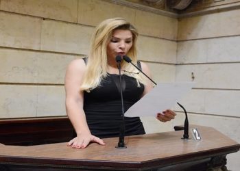 Veronica Costa concenada