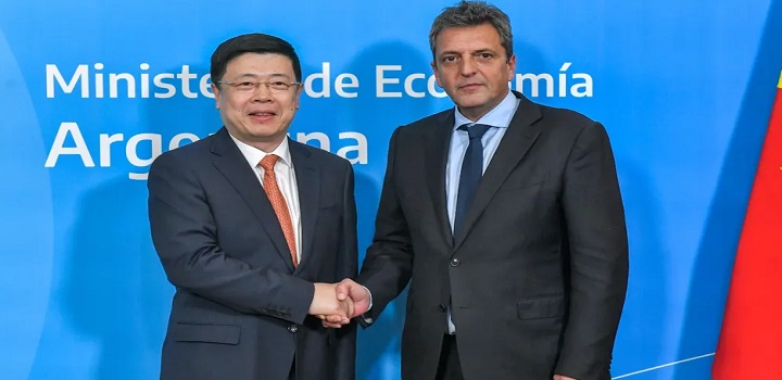 O governo argentino informou nesta quarta-feira (26) que deixará de pagar em dólares as importações provenientes da China