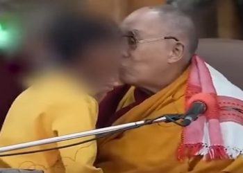Vídeo do dalai lama beijando criança