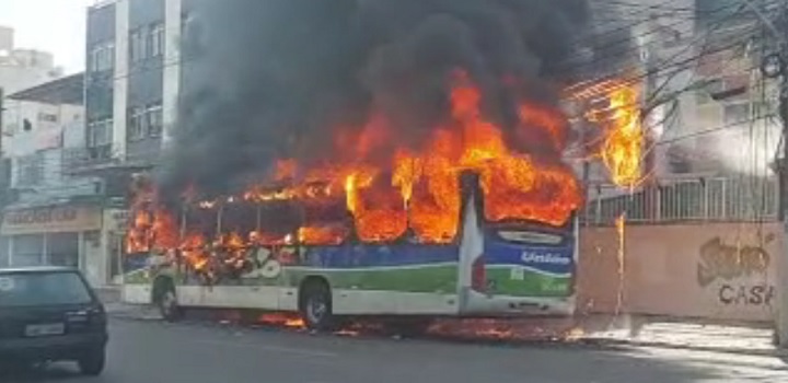 onibus incendiado no rj