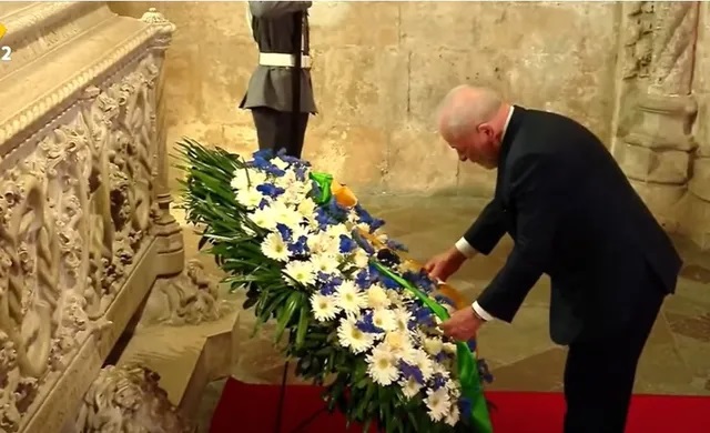 O presidente Lula presta homenagem ao poeta Luís de Camões, no túmulo do português em Lisboa — Foto: Reprodução/TV Brasil